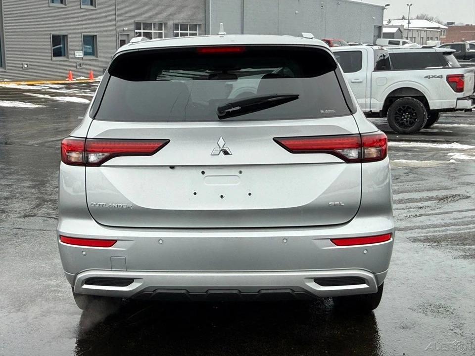 2023 Mitsubishi Outlander - Image 4 of 12
