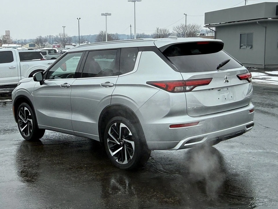 2023 Mitsubishi Outlander - Image 5 of 12