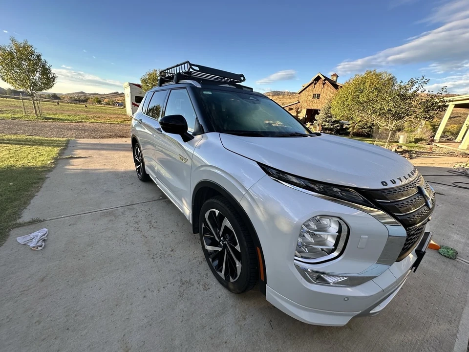 2023 Mitsubishi Outlander - Image 2 of 12
