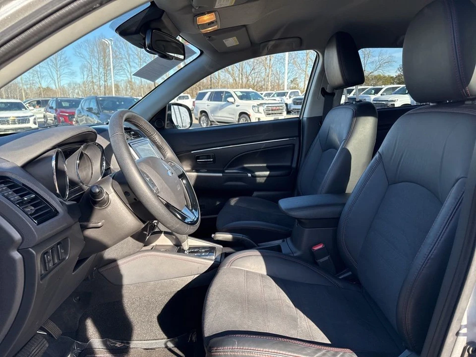 2023 Mitsubishi Outlander - Image 9 of 21
