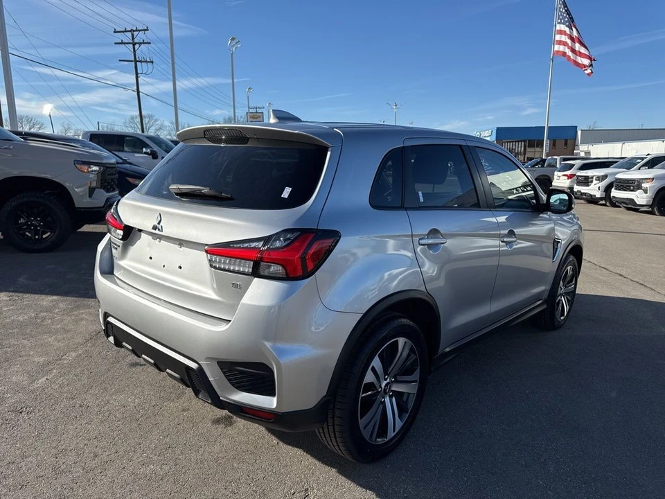 2023 Mitsubishi Outlander - Image 5 of 21