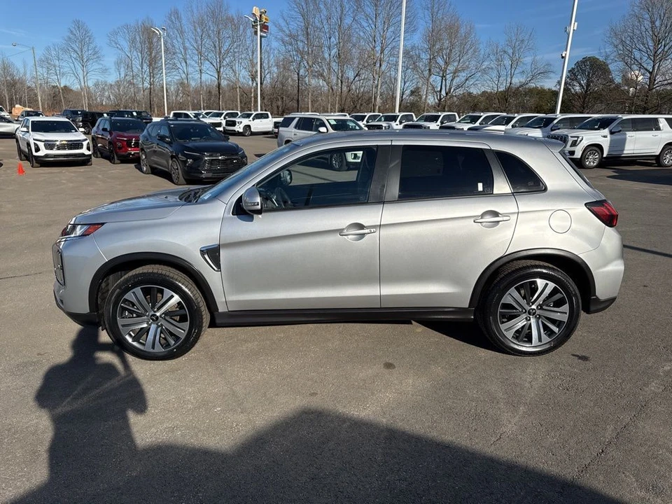 2023 Mitsubishi Outlander - Image 2 of 21