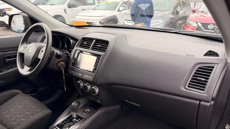 2023 Mitsubishi Outlander - Image 7 of 12