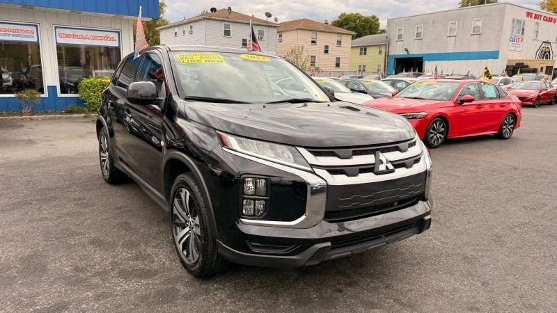 2023 Mitsubishi Outlander - Image 2 of 12