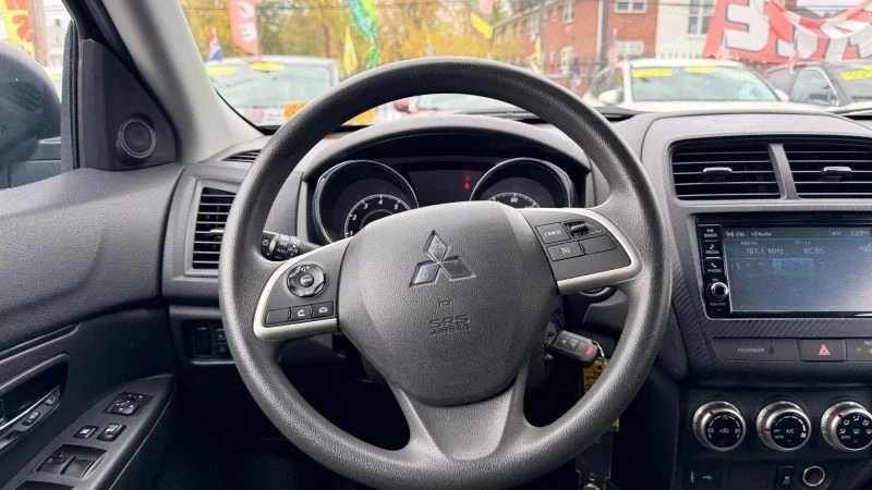 2023 Mitsubishi Outlander - Image 10 of 12