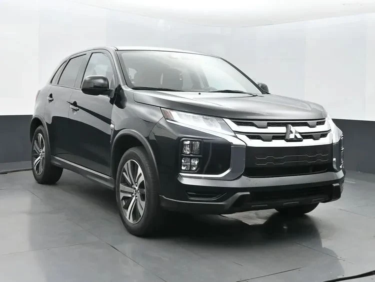 2023 Mitsubishi Outlander - Image 2 of 12