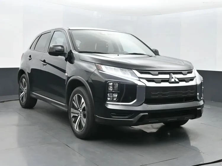 2023 Mitsubishi Outlander - Image 2 of 12