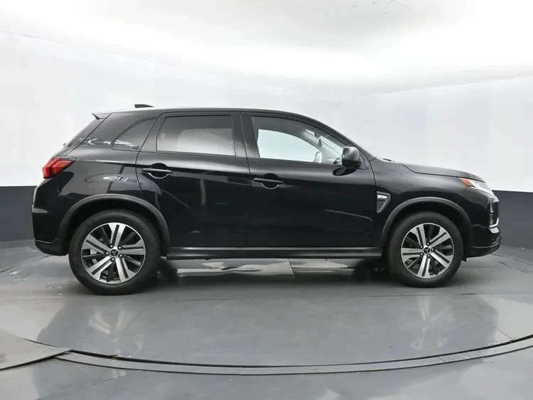 2023 Mitsubishi Outlander - Image 4 of 12