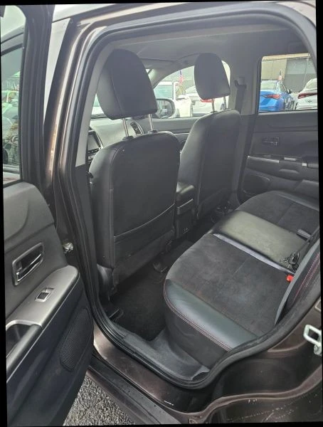 2023 Mitsubishi Outlander - Image 7 of 12