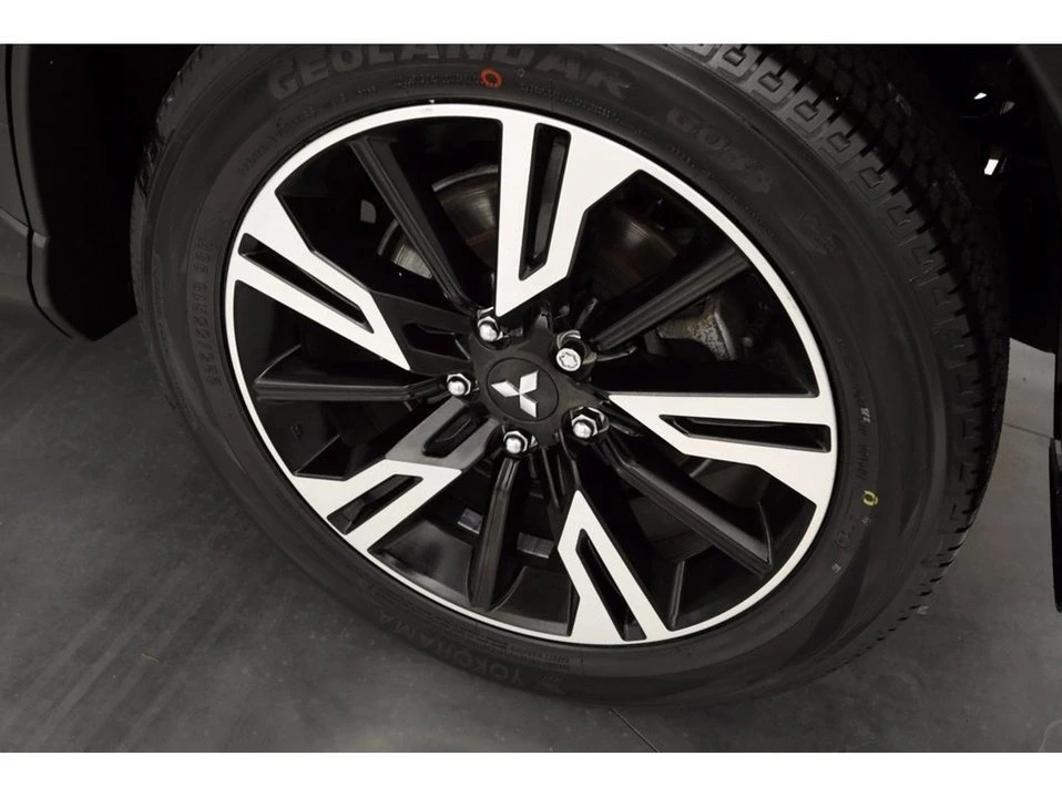 2023 Mitsubishi Eclipse Cross - Image 10 of 19