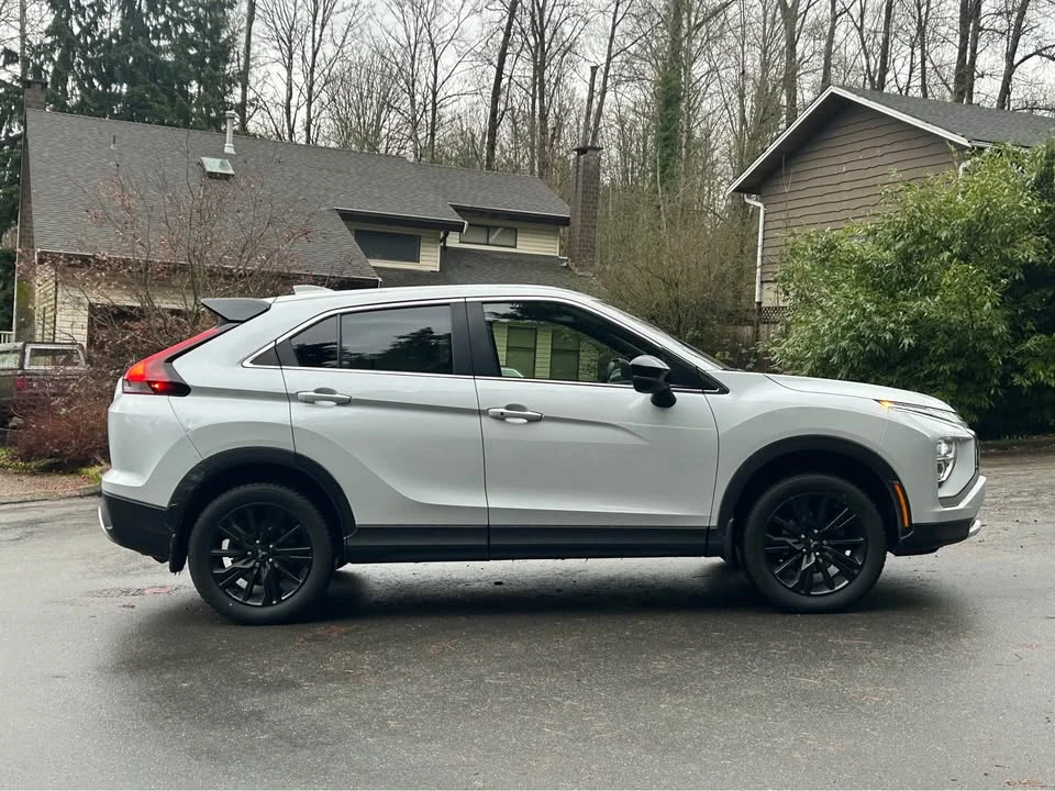 2023 Mitsubishi Eclipse Cross - Image 4 of 17