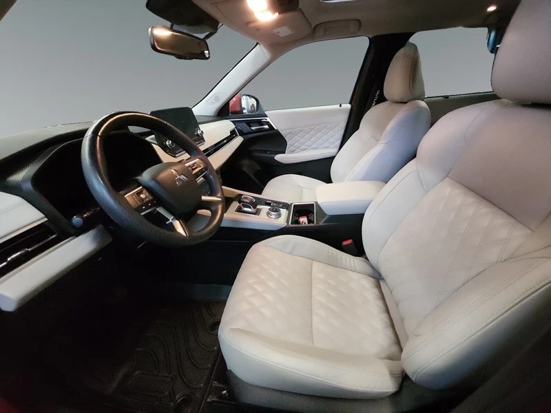 2023 Mitsubishi Outlander - Image 4 of 8