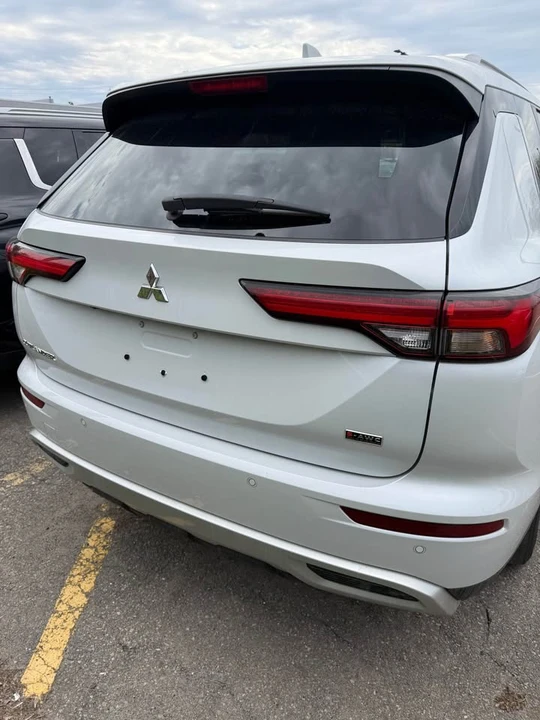 2023 Mitsubishi Outlander - Image 4 of 6