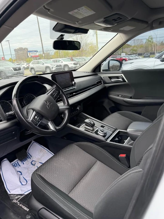 2023 Mitsubishi Outlander - Image 5 of 6