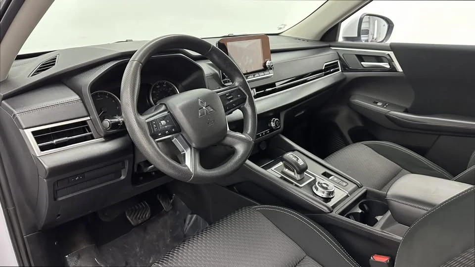2023 Mitsubishi Outlander - Image 7 of 18