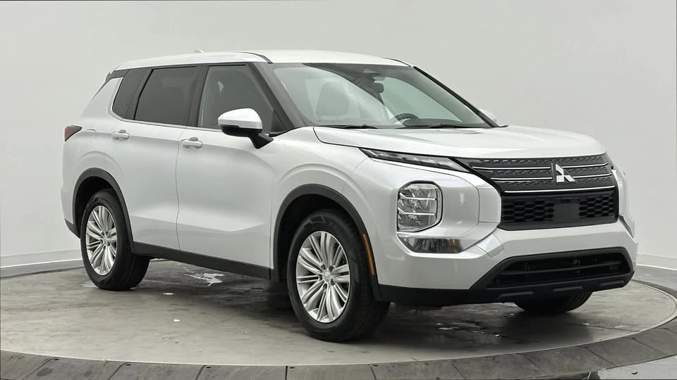 2023 Mitsubishi Outlander - Image 4 of 18