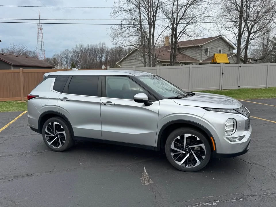 2023 Mitsubishi Outlander - Image 5 of 15