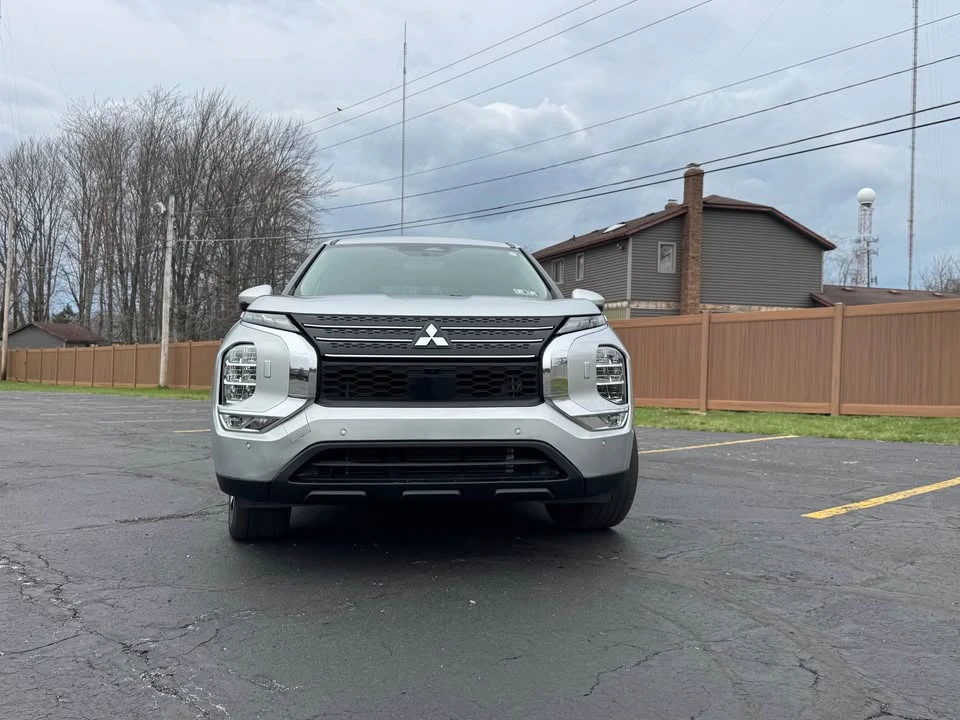 2023 Mitsubishi Outlander - Image 4 of 15