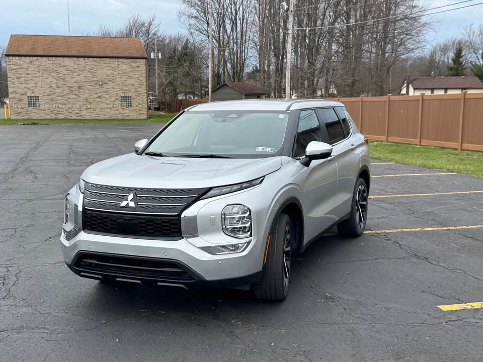 2023 Mitsubishi Outlander - Image 2 of 15