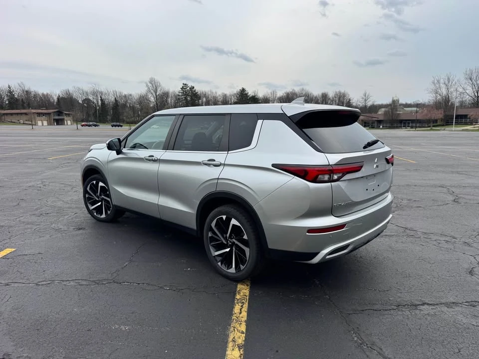 2023 Mitsubishi Outlander - Image 8 of 15