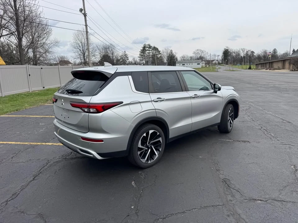2023 Mitsubishi Outlander - Image 7 of 15