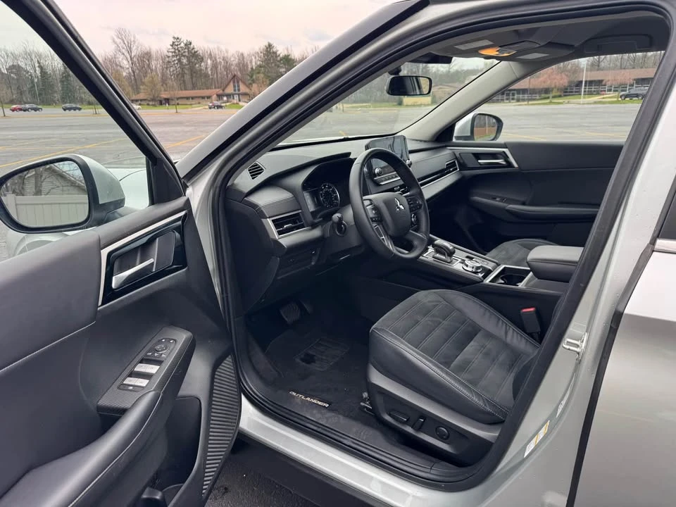 2023 Mitsubishi Outlander - Image 11 of 15