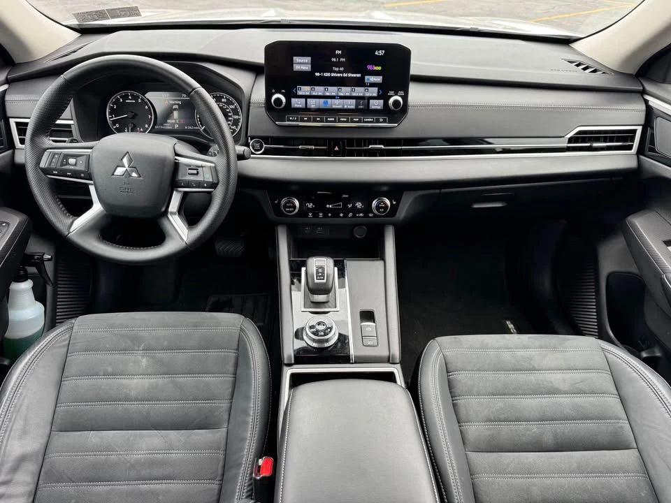 2023 Mitsubishi Outlander - Image 10 of 15