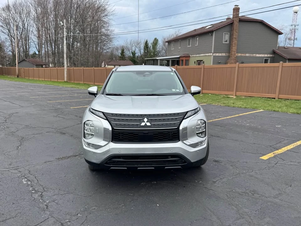 2023 Mitsubishi Outlander - Image 3 of 15