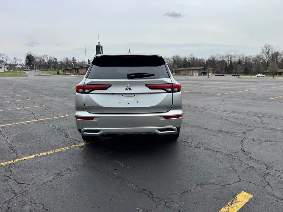 2023 Mitsubishi Outlander - Image 9 of 15