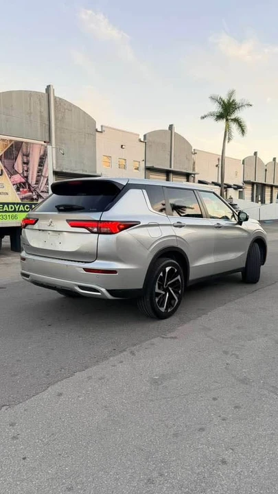 2023 Mitsubishi Outlander - Image 3 of 17