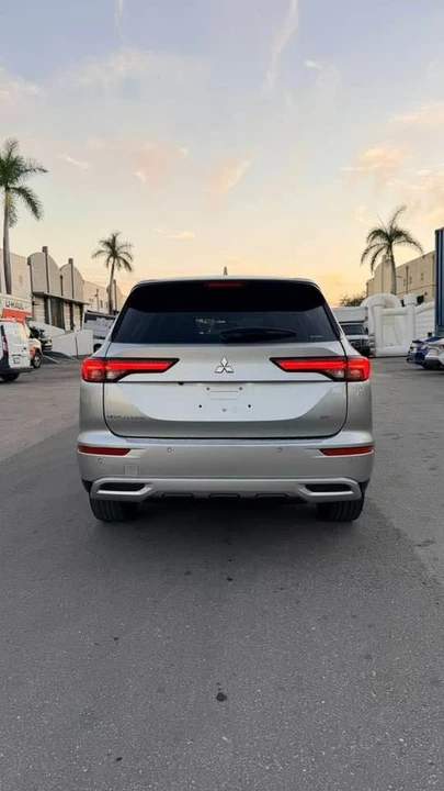 2023 Mitsubishi Outlander - Image 13 of 17