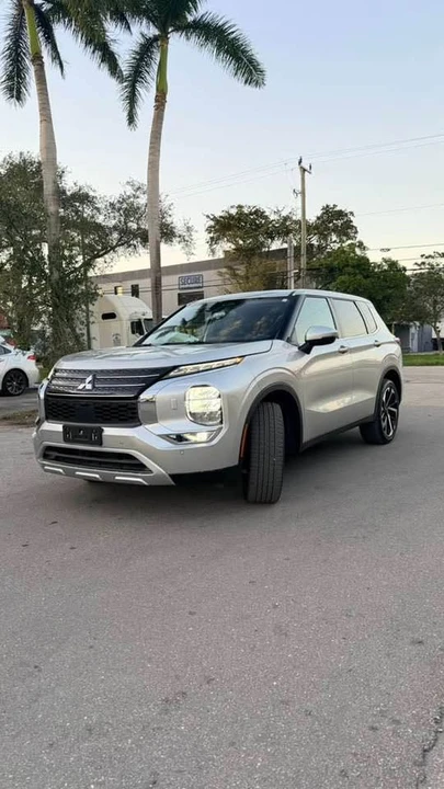 2023 Mitsubishi Outlander - Image 2 of 17