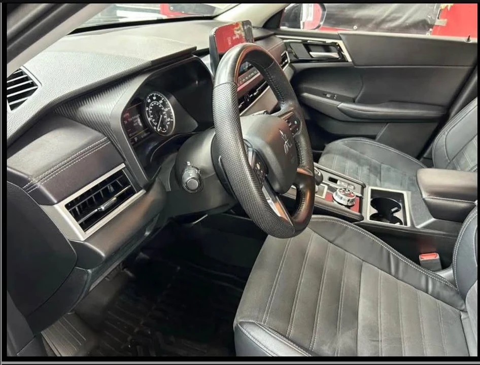 2023 Mitsubishi Outlander - Image 10 of 20