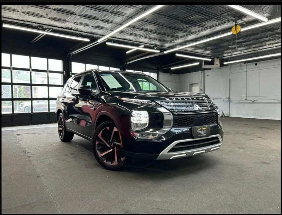 2023 Mitsubishi Outlander - Image 2 of 20
