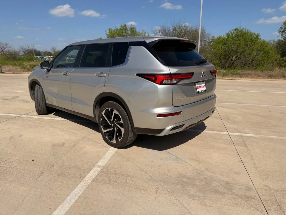 2023 Mitsubishi Outlander - Image 2 of 11