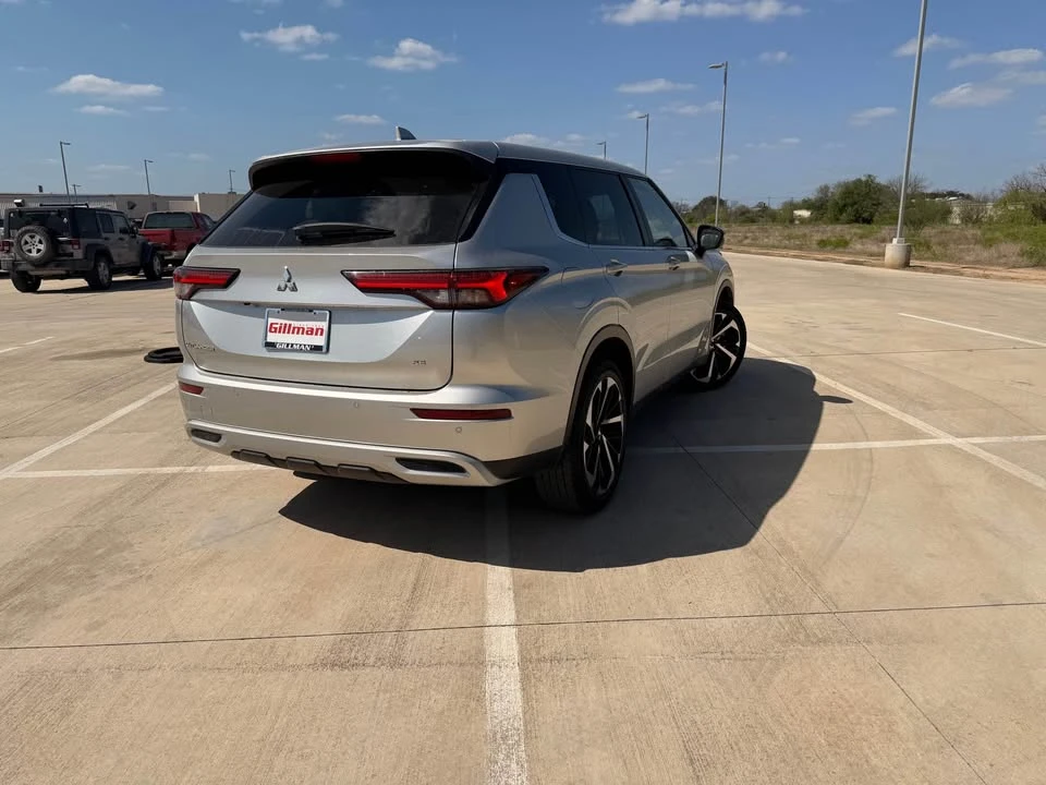 2023 Mitsubishi Outlander - Image 3 of 11