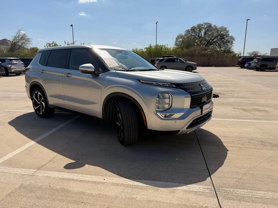 2023 Mitsubishi Outlander - Image 4 of 11