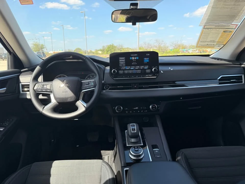 2023 Mitsubishi Outlander - Image 10 of 11
