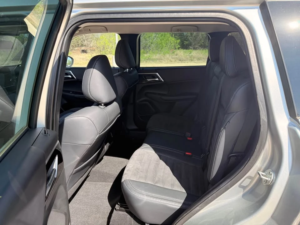 2023 Mitsubishi Outlander - Image 9 of 11
