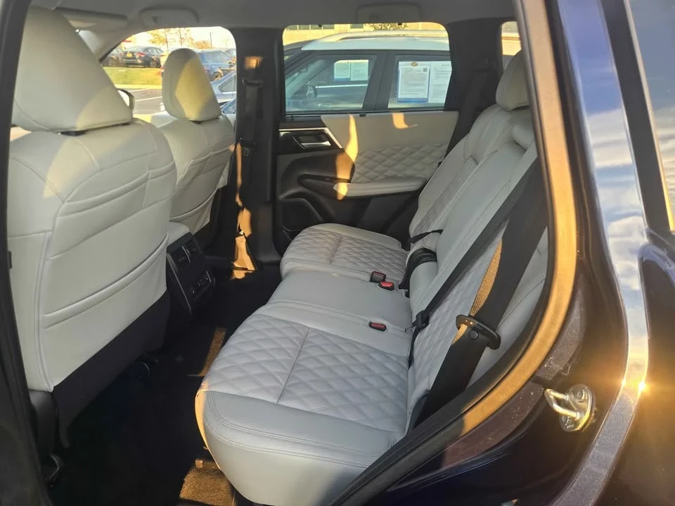 2023 Mitsubishi Outlander - Image 8 of 13