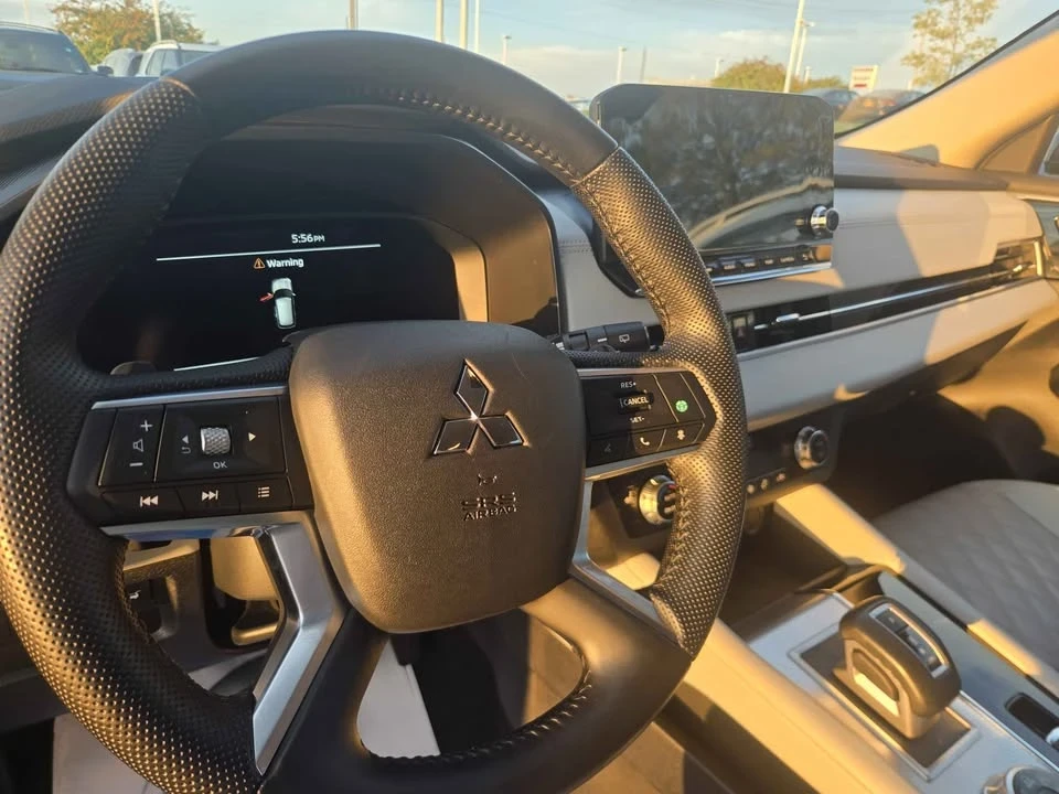 2023 Mitsubishi Outlander - Image 13 of 13