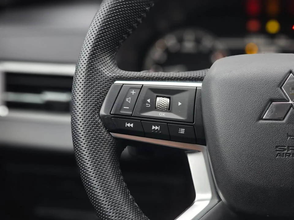 2023 Mitsubishi Outlander - Image 18 of 19