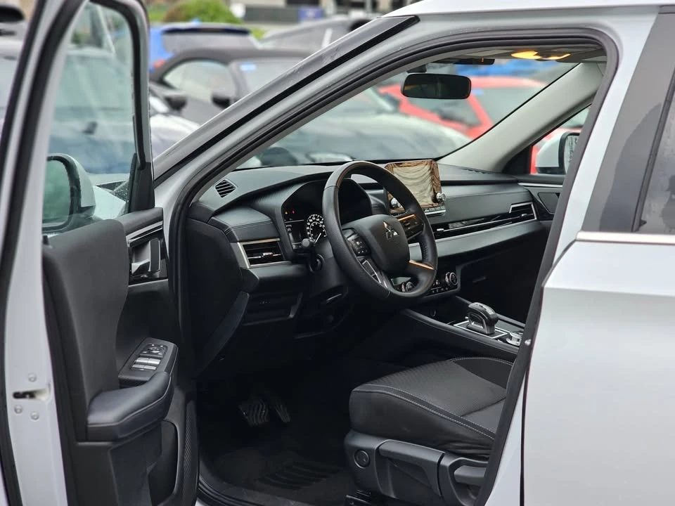 2023 Mitsubishi Outlander - Image 10 of 19