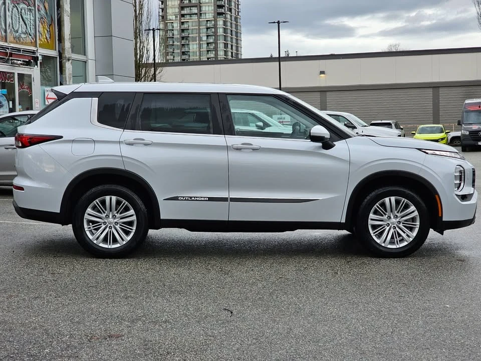 2023 Mitsubishi Outlander - Image 3 of 19