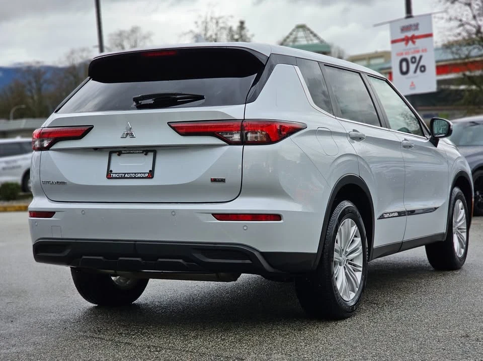 2023 Mitsubishi Outlander - Image 4 of 19