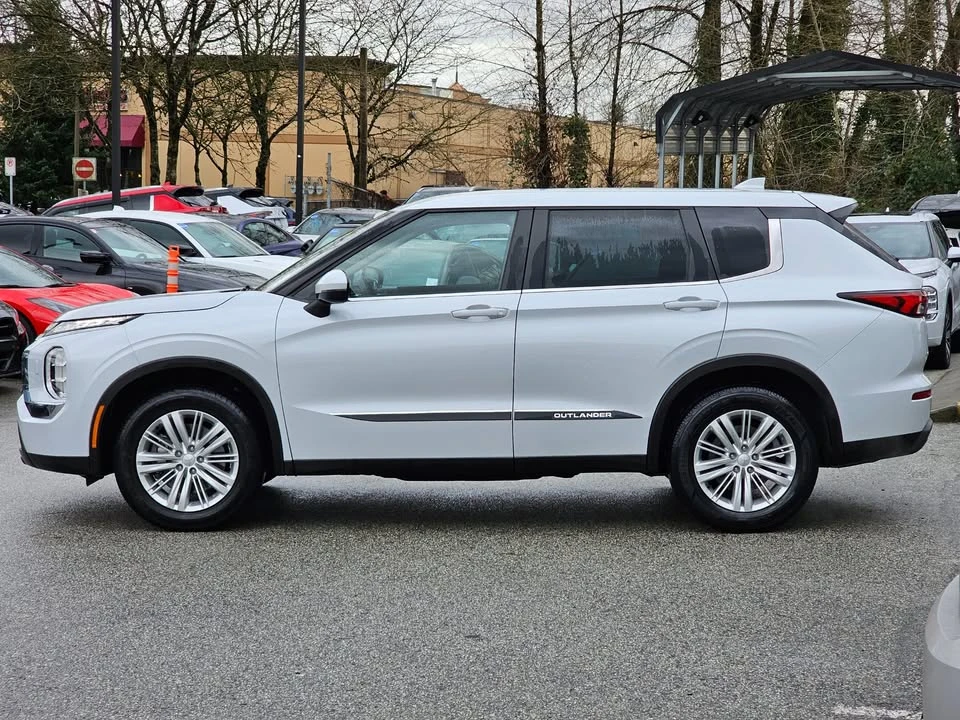 2023 Mitsubishi Outlander - Image 7 of 19