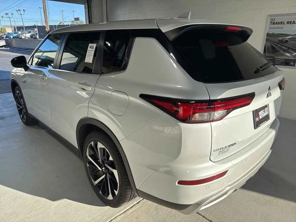 2023 Mitsubishi Outlander - Image 4 of 14