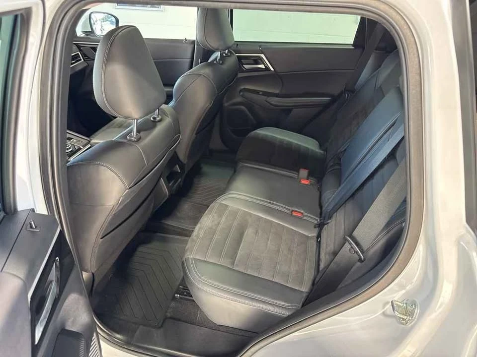 2023 Mitsubishi Outlander - Image 7 of 14