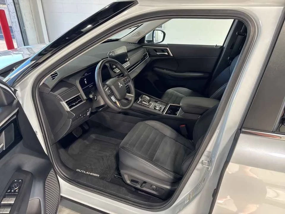 2023 Mitsubishi Outlander - Image 8 of 14