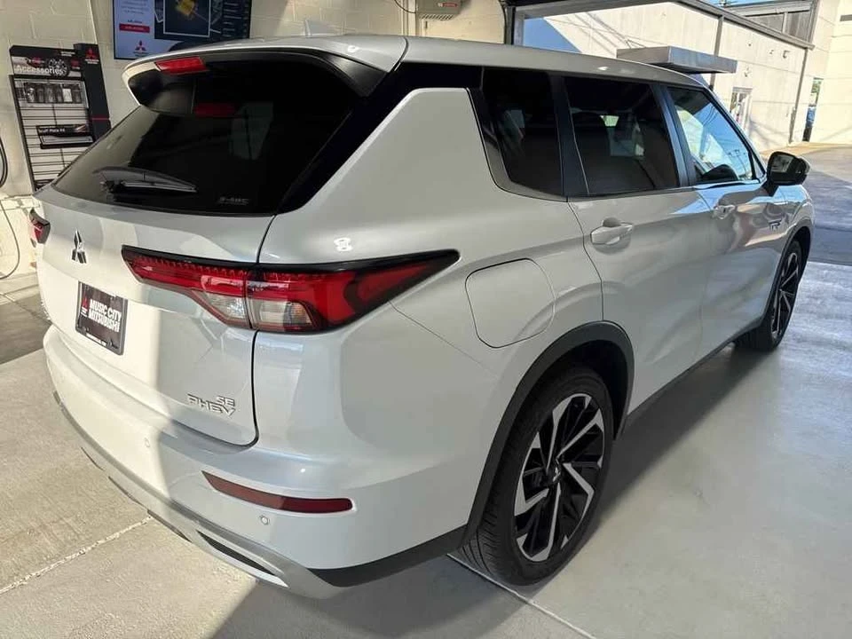 2023 Mitsubishi Outlander - Image 3 of 14